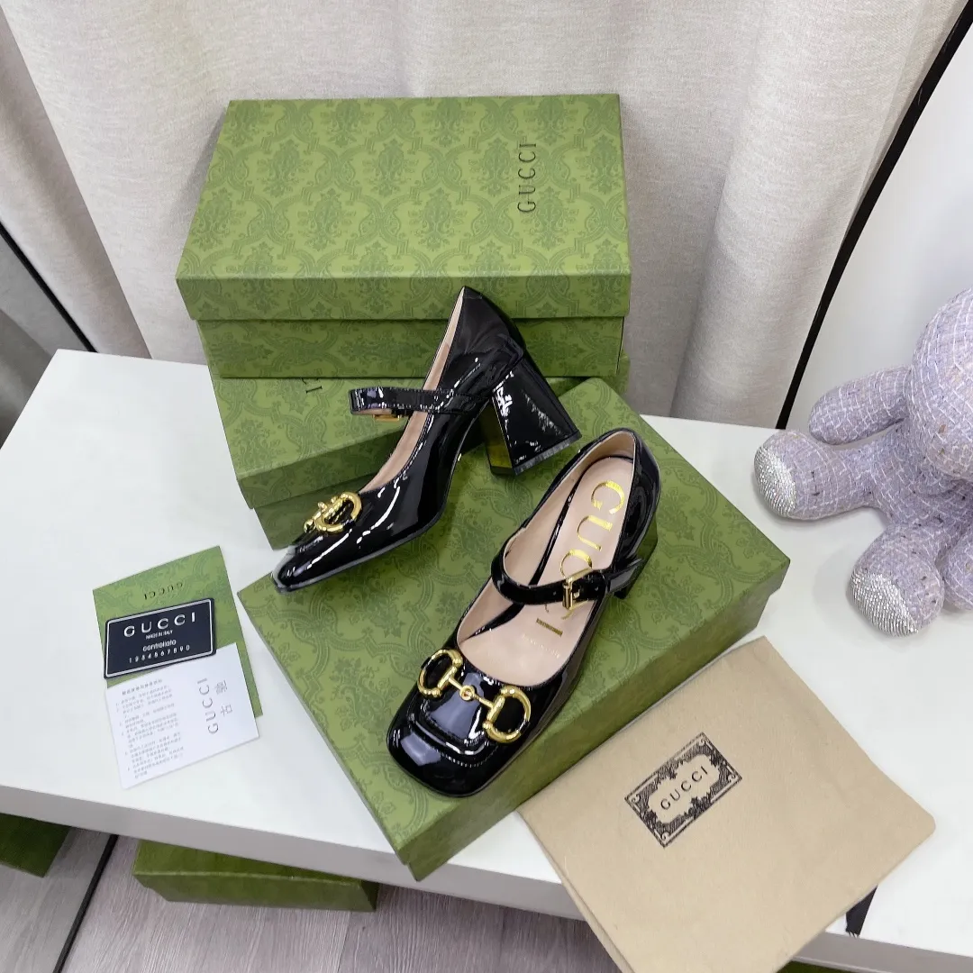 👟👟Ex-factory price👟👟Ex-factory price 480👟👟 ____New arrival____ GUCCI Gucci/Gucci high-end boutique 20212 early spring new model, original flavor and original quality! Every detail has been carefully crafted and can be compared with ZG, no second quality! Fabric: Original custom imported patent leather with molded hardware horsebit buckle from Dongguan Dachang Factory Lining/foot pads: High-end custom sheepskin lining Heel height: 7.5CM, electroplated gold+covered leather Outsole: Italian genuine leather sole Size: 34-41 (34.40.41. Customized, non-returnable) This medium-heeled pump is made of leather, with designs such as a square toe and a three-dimensional square heel. The exquisite and delicate details give the entire design an elegant charm. The gold-toned horsebit injects the brand’s logo into this look. ●Horsebit detail. Three-dimensional square heel. ●Created in Italy.